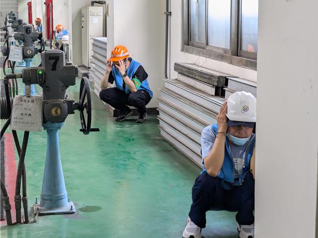 新北市水利局7月起至市轄84座雨水抽水站陸續辦理防災演習，8月31日完成新北市抽水站的演練。（新北市水利局提供）