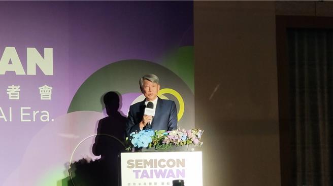 經濟部長郭智輝2日出席SEMICON展前記者會，談到台積電擬在日本設立第3廠，改口無法代替回答。（圖／柳名耕攝）
