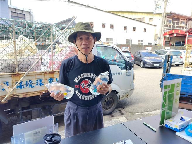 新竹市環保局將於9月4日、10月9日再次啟動「農藥空瓶及提神飲料玻璃空瓶回收活動」，歡迎民眾踴躍參與。（新竹市政府提供／陳育賢新竹傳真）
