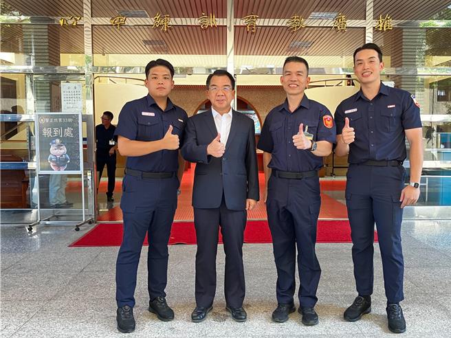 校长杨源明与林乙皓父子三人合影。(警大提供／蔡依珍桃园传真)