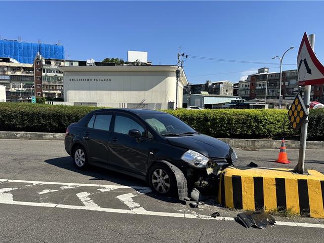 駕駛疑為拿手機，不慎衝撞分隔島。（警方提供）