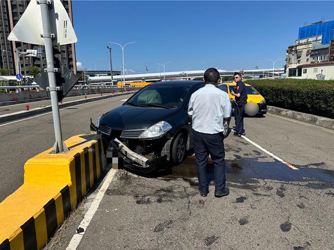 駕駛疑為拿手機，不慎衝撞分隔島。（警方提供）
