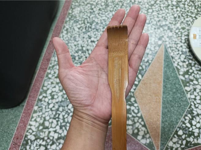 雲林縣小二女童參加暑假成長營，屁股與手背被「不求人」（見圖，此為示意圖）打得瘀青紅腫，雲林縣政府社會處2日表示已展開調查，若違反《兒少法》，將裁罰主辦單位6至60萬元。（張朝欣攝）