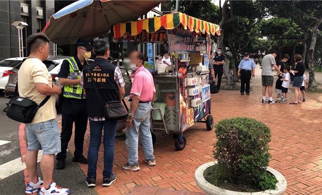 「台中市民廣場」為台中市知名的遊憩景點，不少違規攤商占用面積草皮搶商機。（台中市建設局提供）