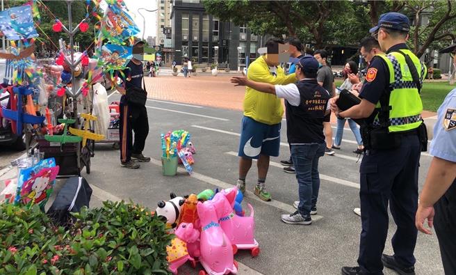 「台中市民廣場」為台中市知名的遊憩景點，不少違規攤商占用面積草皮搶商機。（台中市建設局提供）