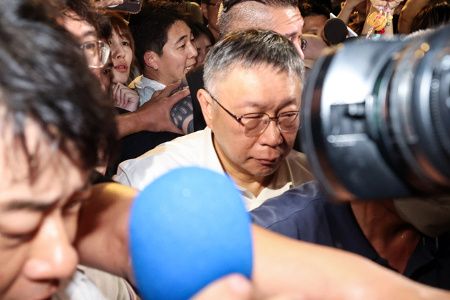 民眾黨主席柯文哲涉京華城容積率等弊案，台北地檢署罕見以神秘「端」股指揮廉政署、調查局偵辦，8月31日依貪汙違背職務收賄、圖利罪嫌，聲押時任台北市長柯文哲、副市長彭振聲，台北地方法院漏夜召開羈押庭，2日凌晨3時許，裁定彭羈押禁見獲准，柯文哲（中）無保請回。（鄧博仁攝）
