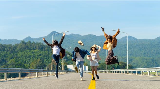 新世代崛起 Booking.com 揭「Z 世代旅人趨勢調查」。（iStock提供）