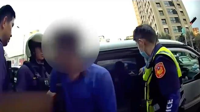 中市員警日前在路上攔查1輛廂型車，車內共有5名泰國籍的逃逸移工，由於人數眾多，立即通報線上巡邏警力前往支援。（中市警二分局提供／馮惠宜台中傳真）