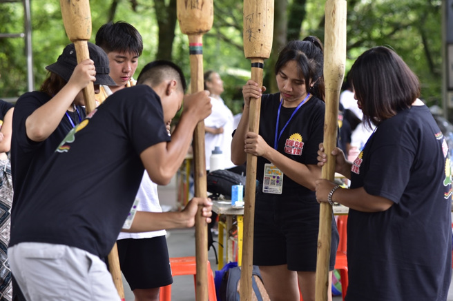 中南区大专校院原住民族青年领袖培育营学生至部落学习捣小米，以及认识杵音文化。（照片/教育部提供）