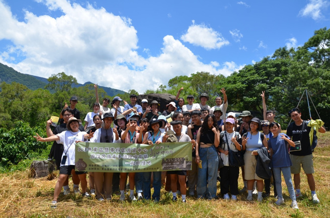 东区暨专科区域原资中心(国立臺东大学及慈济科技大学)带领学生至屏东县春日乡老七佳部。（照片/教育部提供）