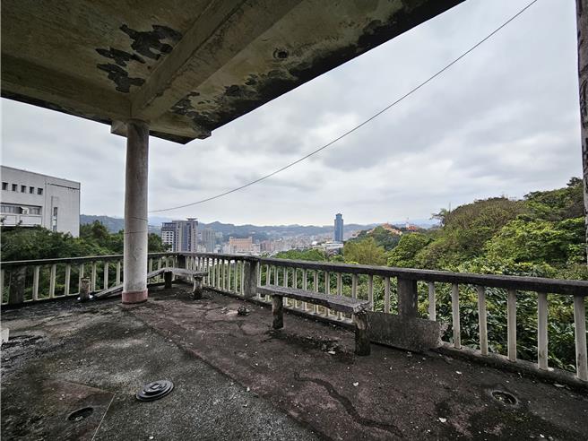 曾是台湾第一处文学步道的基隆天鹅洞，因为年久失修，早年兴建的环碧楼亭台又因为地震崩坏，预计将于明年2月完工。（基隆市政府提供／张志康基隆传真）