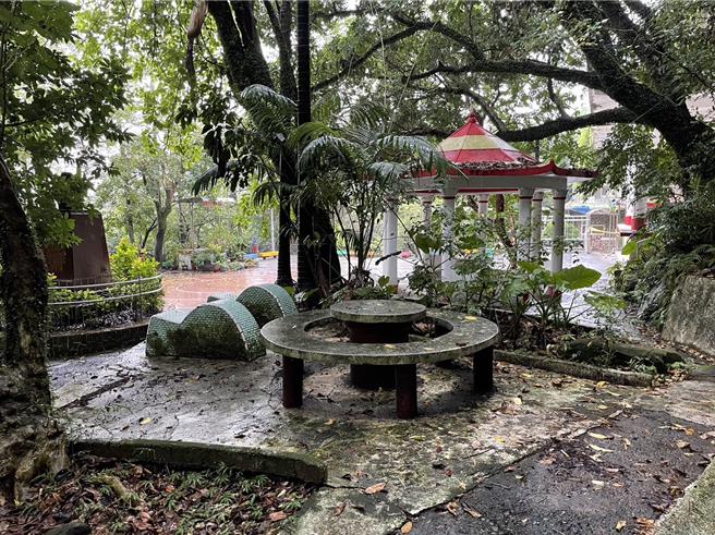 曾是台湾第一处文学步道的基隆天鹅洞，因为年久失修，早年兴建的环碧楼亭台又因为地震崩坏，预计将于明年2月完工。（基隆市政府提供／张志康基隆传真）