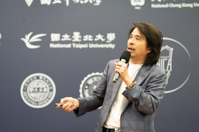 教育部政务次长叶丙成说明TAICA课程规划。（照片/教育部提供）