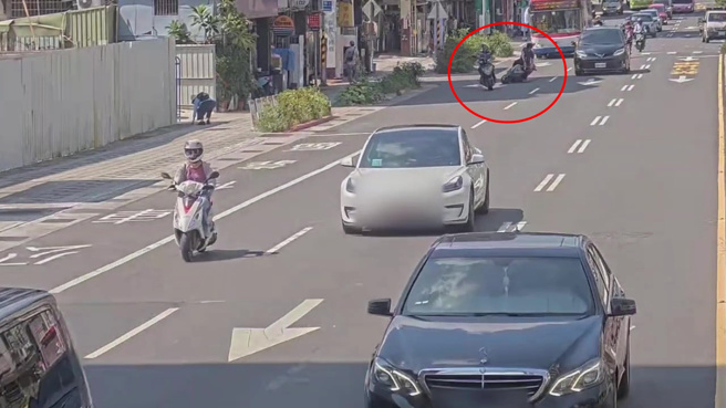 42歲王姓男子27日下午2時許，騎車行經重慶南路、詔安街口，搖搖晃晃不慎跌倒。（圖／李文正翻攝）