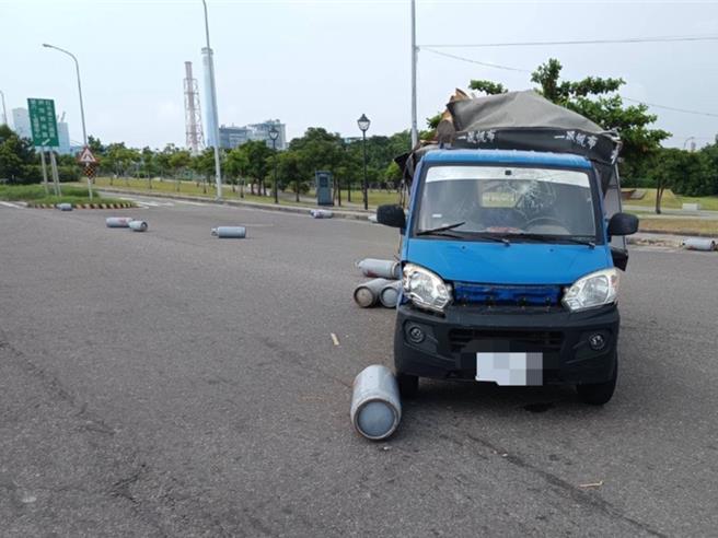 载瓦斯桶的小货遭拖板车擦撞后，瓦斯桶掉落地上，所幸未发生泄气，引起一场虚惊。（民眾提供／郭良杰高雄传真）