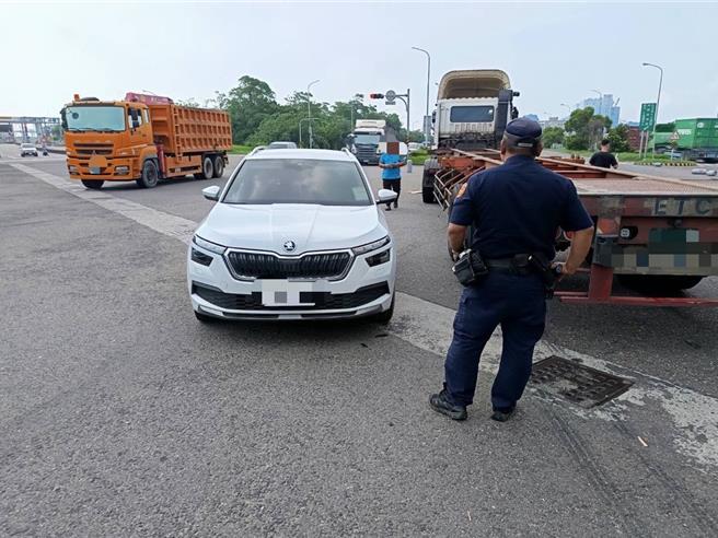 拖板车擦撞载瓦斯的小货车，掉落的瓦斯桶砸中路过的白色轿车。（民眾提供／郭良杰高雄传真）