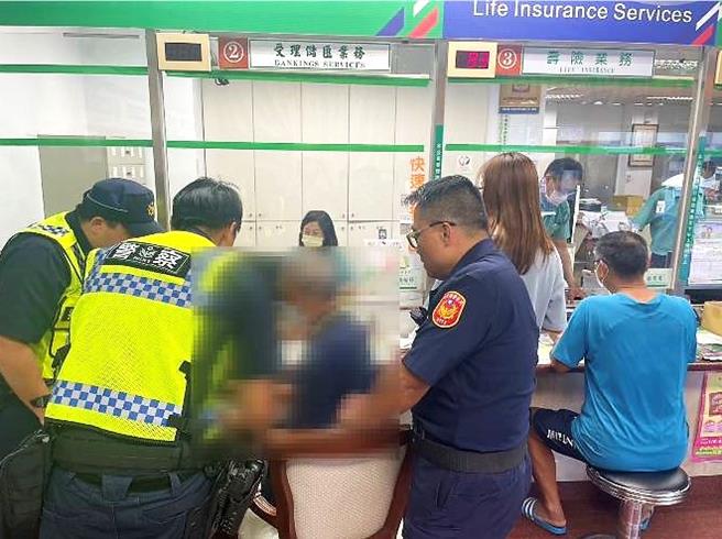 王姓老翁听信正美酒商谗言，欲匯款网购限量版威士忌，再转手赚取差价，邮局行员惊觉有异，通报警方栏诈。（成功警察分局提供／萧嘉蕙台东传真）