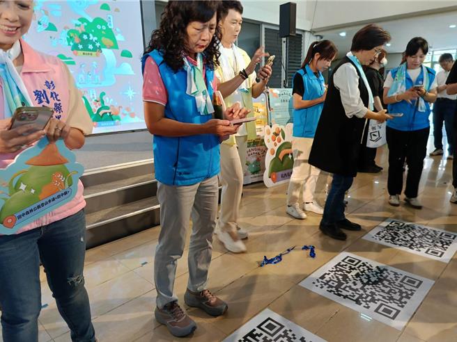 彰化县长王惠美等人扫描「卦山大纵走 彰化兜兜圈」步道健行活动路线。（叶静美摄）