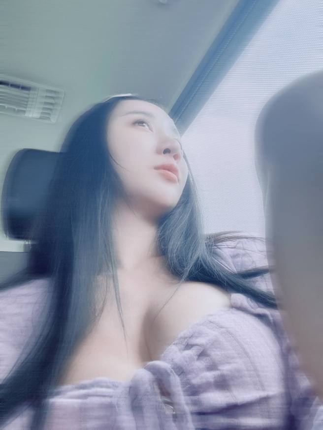 小珍奶的身材原形毕露。（图／小珍奶IG）