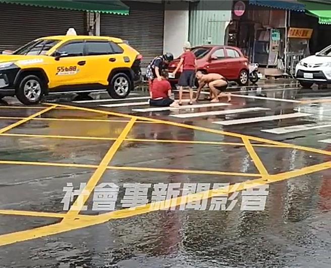 網路社群「社會事新聞影音」瘋傳1段影片，太平區中山路，2名男子在馬路上扭打起來。（翻攝自「社會事新聞影音」）
