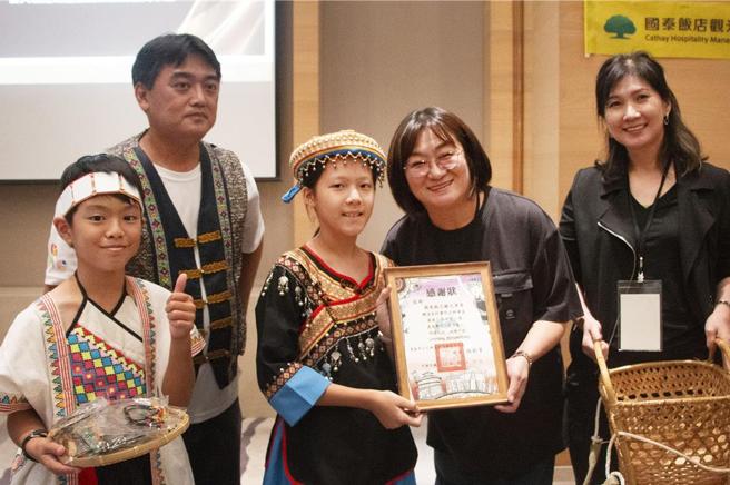 国泰饭店观光事业-企业永续委员会总干事张惠美与巴楠花部落中小学校长张新荣。图／国泰饭店观光事业提供