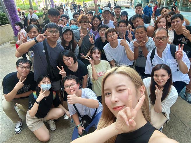 庄锭欣南下举办签售会，吸引大批粉丝到场支持。 （KEYMAXii提供）