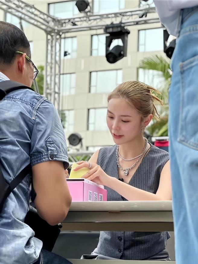 庄锭欣南下举办签售会，吸引大批粉丝到场支持。 （KEYMAXii提供）