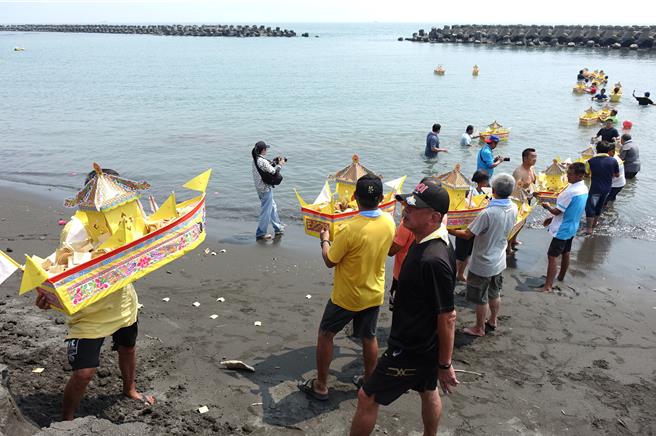 东港东隆宫放水灯，接引在海上的好兄弟上岸接受信眾祭拜。（罗琦文摄）