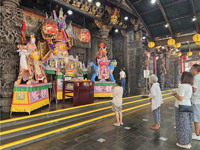 东港东隆宫举办为期2天的「总普」法会，信眾祭拜大士爷。（罗琦文摄）