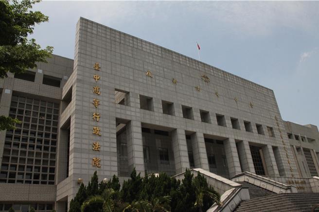 张男去年9月骑车到一中商圈双黄线路段，多次闯进对向车道逆向蛇行，遭民眾举发，中市交通裁决处依「不依规定驶入来车道」及「未依规定使用方向灯」各裁罚1200元、900元，共记违规2点。张不服，提起行政诉讼，他是被迫如此行驶，怪摊贩、行人占据车道；法官判撤销记点裁罚，其余驳回，仍可上诉。（本报资料照片／陈淑芬台中传真）