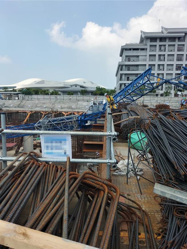 高雄三井塔吊坍塌釀2死，勞工局調查肇因是「插銷鬆脫」且雇主未裝相關防鬆脫設施，依法對雇主裁處30萬元罰鍰。（民眾提供／紀爰高雄傳真）