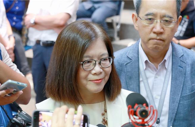 海洋委员会主任委员管碧玲（前）2日出席中台湾海洋保育教育中心揭牌典礼，对于媒体询问中国海警近来称「金门水域常态化执法、提供台渔民求助专线」。管碧玲表示，中方的行为并非「执法」，只要逾越界线，就是骚扰，台湾海巡会牢牢守住海疆。（海委会提供／林瑞益高雄传真）