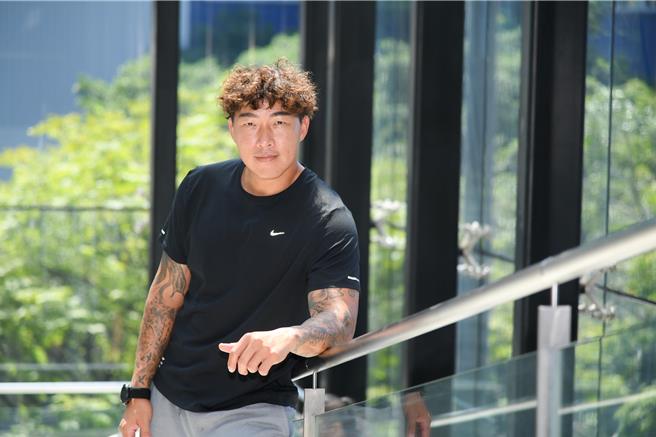 郭泓志外型粗獷帥氣，很有個人風格。（三立提供）