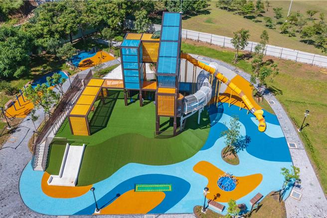 草屯酷比亲子运动公园的3楼高「货柜迭迭乐」造型溜滑梯太吸睛，预计6日进行复验，应该很快能对外开放。（南投县政府提供／杨静茹南投传真）