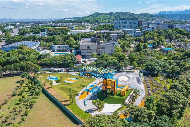 草屯酷比亲子运动公园位于草屯镇立游泳池后方，以运动游憩为主题。（南投县政府提供／杨静茹南投传真）
