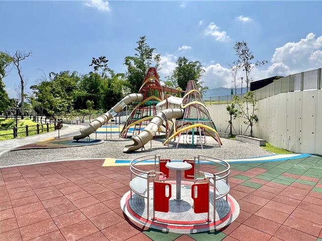 竹梦亲子共融公园的「竹笋双塔」打造溜滑梯，成为公园地标，目前完工，进行验收中，县府预计最快10月启用。（杨静茹摄）