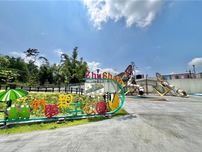 竹梦亲子共融公园由竹山镇第1公墓迁葬后改建，有溜滑梯、天旋地转、沙坑、秋千、溜索等游具设施。（杨静茹摄）