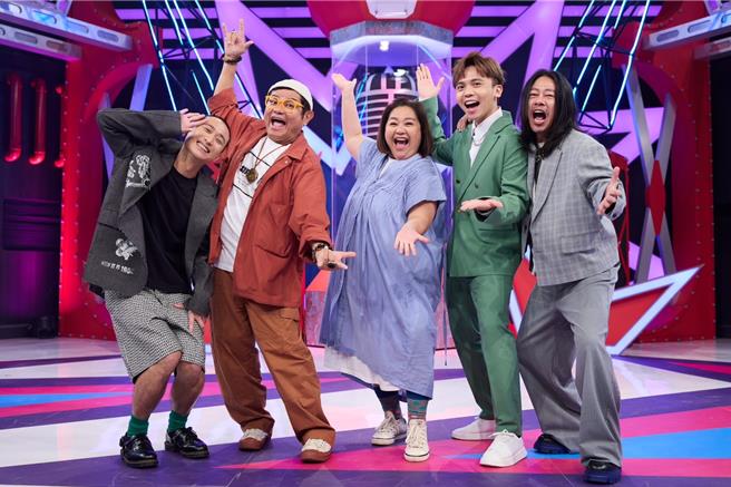 浩子（左起）、許效舜、鍾欣凌、黃豪平、乱彈阿翔一同參與公視台語台選秀節目《Talk Talk秀台語》。（公視台語台提供）