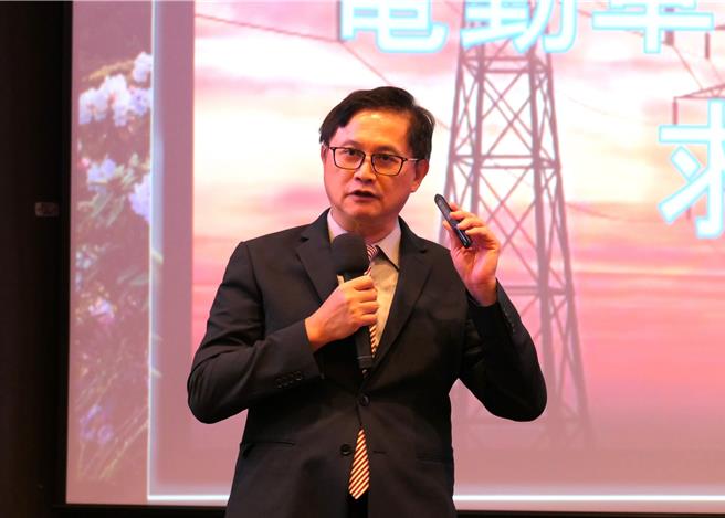 「2024南方领袖教育学院」下午场由国家气候变迁对策委员会副召集人童子贤登场主讲，从产业用电角度切入，说明产业发展与电力息息相关。（行政院南服中心提供／任义宇高雄传真）
