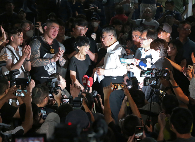 民眾党主席柯文哲（中白衣者）遭台北地检署依违背职务收贿罪、图利罪声押禁见。台北地院2日裁定无保请回。柯文哲步出法院在妻子陈佩琪（中黑衣者）陪同下向支持者发表谈话，表示在这两天当中，可以说是极尽压迫跟凌虐，也向大家表达感谢。（赵双杰摄）