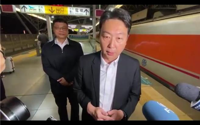 交通部长陈世凯2日正式接任，晚间搭乘火车视察台中车站，针对该班车误点5分钟抵站，陈世凯表示，属正常范围，他此行主要是针对1日台中车站发生旅客身体不适落轨，站方处理得宜，特地前来表扬勉励。（陈淑芬摄）