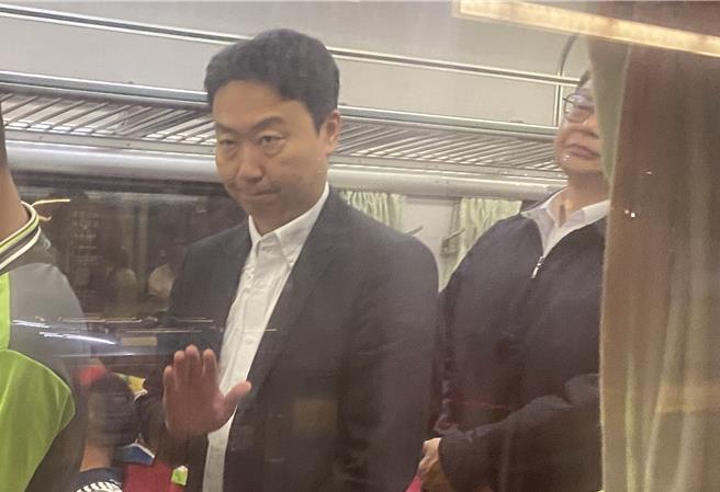 交通部长陈世凯2日正式接任，晚间搭乘火车视察台中车站，针对该班车误点5分钟抵站，陈世凯表示，属正常范围，他此行主要是针对1日台中车站发生旅客身体不适落轨，站方处理得宜，特地前来表扬勉励。（陈淑芬摄）