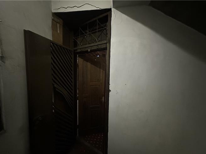 新北市蘆洲區傳出一起雙屍命案，一名居服員今（2）日傍晚向里長求助，表示照顧個案69歲涂姓老翁與39歲涂姓男子陳屍房內、明顯死亡，而30歲患有精神疾病的涂姓小兒子在客廳。（翻攝畫面）