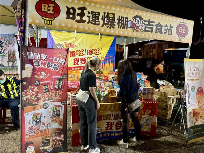 宜蘭食品公司特別與頭城中元祭典協會合作，在活動現場提供美味的旺旺系列食品與民眾結緣，象徵旺平安圓滿。(吳佩蓉攝）