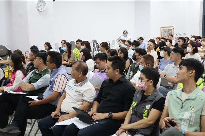 大新竹高中就學權益自救會2日晚間自辦公聽會，邀請民代與家長們發聲，訴求改善會考三級分制度。（邱立雅攝）