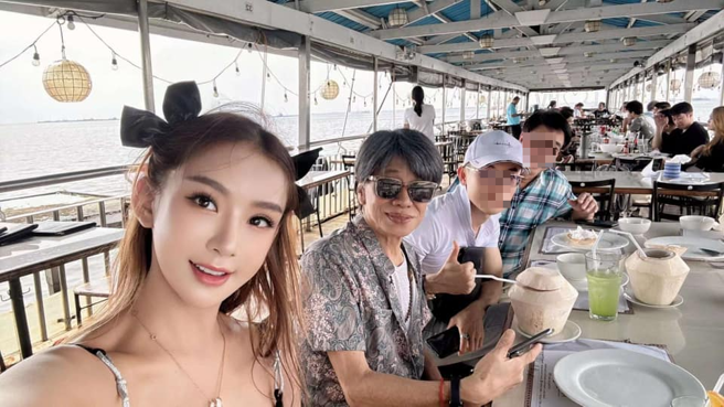 香港网红刘子仪（左）晒与梁小龙合照。（图／IG@kellybaby603）