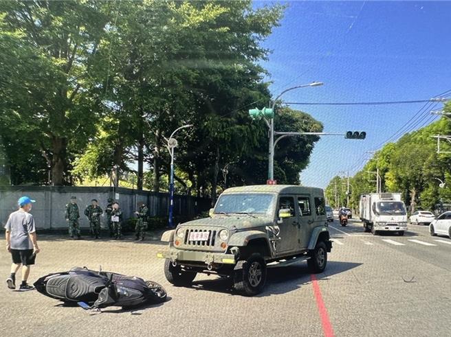 女士官開軍車撞機車，騎士倒地骨折。(警方提供／呂筱蟬桃園傳真)