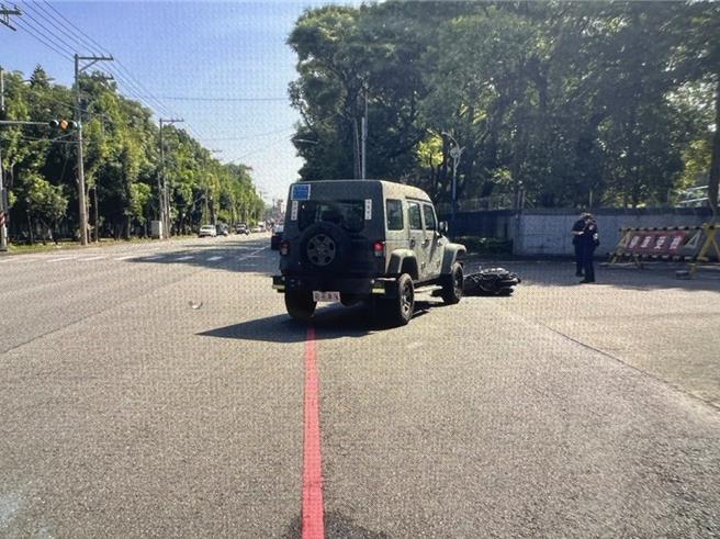 女士官開軍車撞機車，騎士倒地骨折。(警方提供／呂筱蟬桃園傳真)