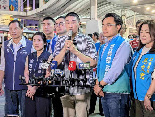 6位立法委員2日傍晚齊聚基隆，共同為基隆市長謝國樑（右3）加油打氣，並呼籲基隆市民要在10月13日罷免投票當天，投下不同意罷免票。右起為立法委員馬文君、洪孟楷、基隆市長謝國樑、立法委員廖先翔、林沛祥、徐巧芯、蘇清泉。（張志康攝）