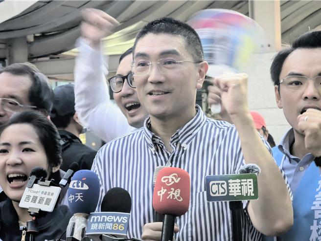 面對罷免團體的指控，基隆市長謝國樑（圖中）表示，他根本沒有、也不需要用動員二信員工的方式，為他宣傳反罷免。（張志康攝）